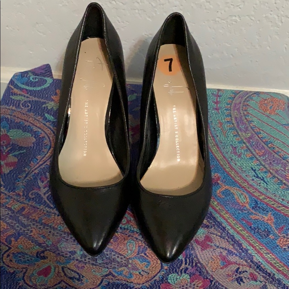 Black pumps